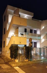 un edificio con una scala sul lato di La Vela Apartaments - Porto Cesareo a Porto Cesareo