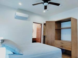 Ένα ή περισσότερα κρεβάτια σε δωμάτιο στο Cómodo departamento