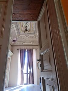 an open door with a window and a ceiling at Antica Domus in Raiano