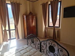 a bedroom with a bed in a room with windows at Antica Domus in Raiano
