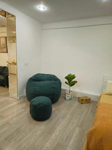 uma sala de estar com um grande repousa-pés verde em The Bohemian Connection, scaun masaj, ceai, cafea, apa filtru, apartament central, regim hotel em Craiova