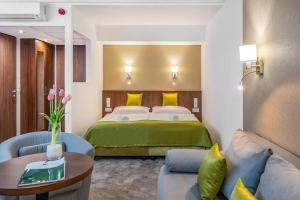 Giường trong phòng chung tại Szarvaskút Hotel