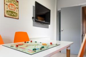 einen Esstisch mit einem Lego-Tisch in der Unterkunft The Scarsdale Apartment in Doncaster