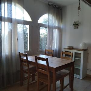 uma sala de jantar com uma mesa de madeira e cadeiras em Es Niuet em Cala Galdana