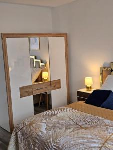 ein Schlafzimmer mit einem Spiegel und einem Bett in der Unterkunft Chris Home - Mönchengladbach Minto in Mönchengladbach