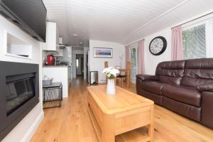 uma sala de estar com um sofá e uma mesa em Lomond View em Langbank