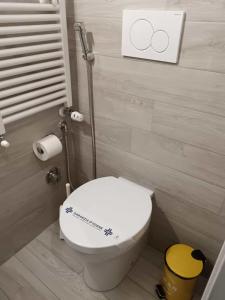 een badkamer met een wit toilet in een kamer bij Casa di Laura 2 in Genua