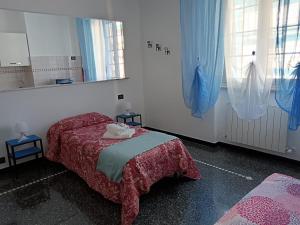 een slaapkamer met een bed en een grote spiegel bij Casa di Laura 2 in Genua