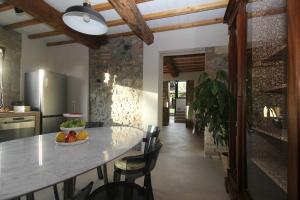 a kitchen with a table with a bowl of fruit on it at Agriturismo iOlive Tuscany appartamento Leccio del Corno in Santa Luce