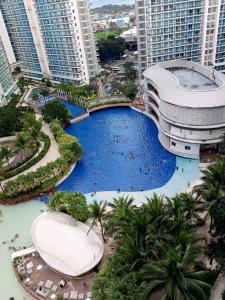 een groot zwembad in een resort met hoge gebouwen bij Azure Staycation by Yhiel in Manilla