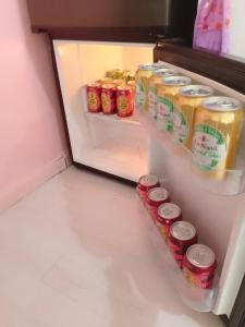 een open koelkast gevuld met drankjes en frisdrank bij Azure Staycation by Yhiel in Manilla