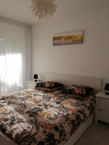 Un dormitorio con una cama con dos almohadas encima. en VUE LAGUNE ET BATEAUX A 100M DE LA PLAGE, en Saint-Cyprien