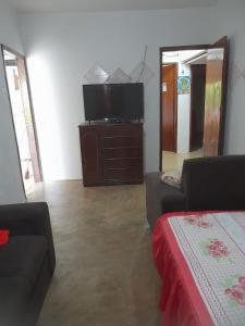Il comprend un salon doté d'une télévision à écran plat et d'un canapé. dans l'établissement Encanto da Montanha Hospedagem, à Príncipe