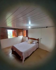 - une chambre avec un grand lit dans l'établissement Encanto da Montanha Hospedagem, à Príncipe