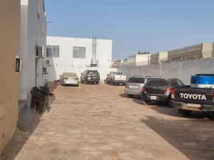 un grupo de autos estacionados en un estacionamiento en Residence wolf and gang, en Nouakchott