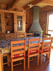 eine Küche mit einem Tisch mit Stühlen und einem Herd in der Unterkunft Chalet Mon Etoile - La Joue du Loup in Le Dévoluy