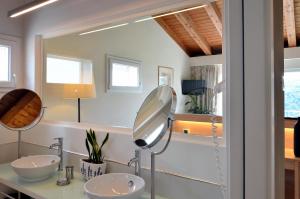 La salle de bains est pourvue de 2 lavabos et d'un miroir. dans l'établissement CRICHELON, à Altavilla Vicentina