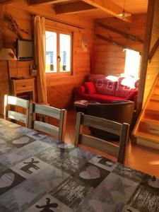ein Zimmer mit einem Tisch und Stühlen in einer Hütte in der Unterkunft Chalet Mon Etoile - La Joue du Loup in Le Dévoluy