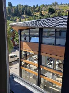 圣马丁德洛斯Departamento Atrapa sueños - Sale Patagonia的从建筑的窗户欣赏美景