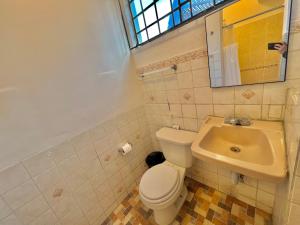 uma casa de banho com um WC e um lavatório em Urban Hotel em Guatemala