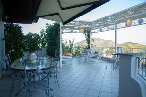 d'une terrasse avec une table et des chaises sur un balcon. dans l'établissement A DREAM ISCHIA RESORT, à Ischia