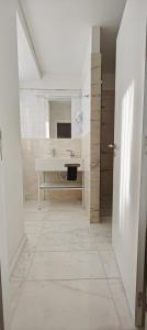 une salle de bain blanche avec un lavabo et un miroir dans l'établissement Correio Velho Suites, à Lisbonne