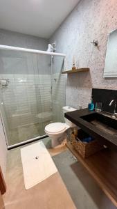 un bagno con doccia in vetro e WC di Sunset Villas Milagres - Casa Aguapé a São Miguel dos Milagres
