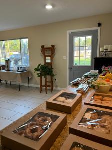 een woonkamer met een tafel met eten erop bij Lake Logan Inn in Logan