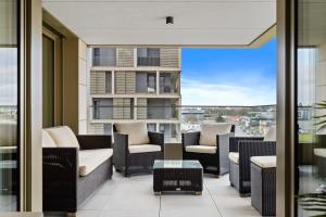 balcón con muebles y vistas a un edificio en Lux City Escape 2BR Apt with Balcony & Workspace, en Luxemburgo
