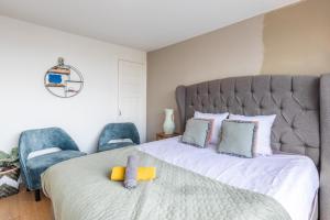 - une chambre avec un grand lit et 2 chaises bleues dans l'établissement Big Room, à Amsterdam