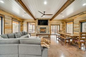 Televisyen dan/atau pusat hiburan di Grand Broken Bow Cabin with Hot Tub and Spacious Deck!