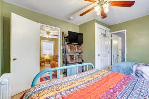 ein Schlafzimmer mit einem Bett und einem Deckenventilator in der Unterkunft New Mexico Cottage Hot Springs Fed Tub On-Site in Truth or Consequences