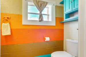 ein farbenfrohes Bad mit einem WC und einem Fenster in der Unterkunft New Mexico Cottage Hot Springs Fed Tub On-Site in Truth or Consequences + 21 Fotos