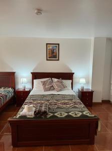 1 dormitorio con 1 cama y 2 mesas con lámparas en Kimsa Wasi III en Otavalo
