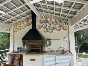 eine Küche mit Wandplatten in der Unterkunft Oásis de Ibiúna in Ibiúna