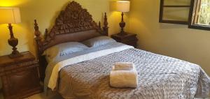 a bedroom with a large bed with a wooden headboard at Casa Família, piscina, hidro aquecida, cercada in Petrópolis +21 photos