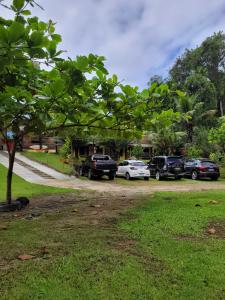 a group of cars parked in a parking lot at Refugio de Itamambuca in Ubatuba