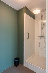 La salle de bains est pourvue d'une douche et d'une baignoire. dans l'établissement Big Room, à Amsterdam