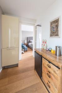 Una cocina con encimera de madera en una habitación. en Big Room, en Ámsterdam 16 fotos más