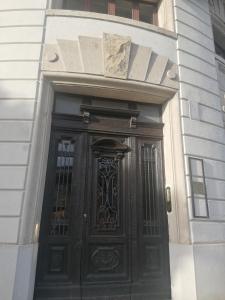 una porta nera su un edificio con finestra di Persephone's House a Campobasso