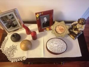 una tavola con immagini e altri articoli di Persephone's House a Campobasso