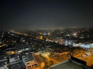 - une vue sur la ville la nuit avec des lumières dans l'établissement One Bed Luxury Apartment, à Lahore