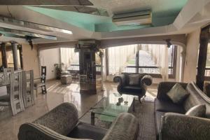 sala de estar con sofá y mesa en EGP NILE&PYRAMIDS view Duplex 3BHK- BGhomes, en El Cairo