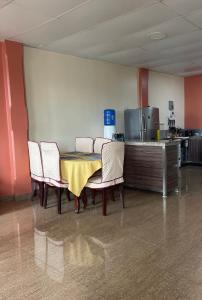 プエルト・バケリソ・モレノにあるKicker House Turtle Roomのキッチン付きの客室で、テーブルと椅子が備わります。
