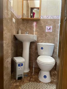 een badkamer met een toilet en een wastafel bij Kicker House Turtle Room in Puerto Baquerizo Moreno
