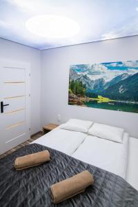 sypialnia z łóżkiem z obrazem na ścianie w obiekcie Oliwne Wzgórza w Stroniu Śląskim