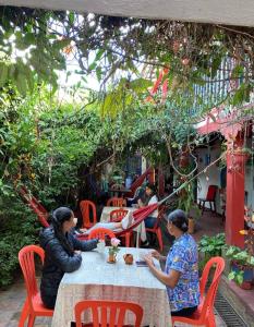 un groupe de personnes assises à une table dans l'établissement Beija Flor Hostel, à Villa de Leyva