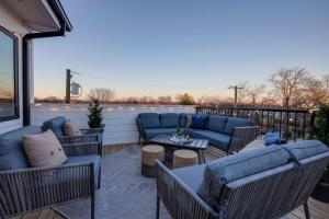 a patio with blue couches and a table and chairs at New Lux Townhome 6 mins to DT Rooftop Sleeps 12 in Nashville