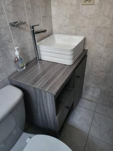 La salle de bains est pourvue d'un lavabo et de toilettes. dans l'établissement Acogedor Apartamento Completo 2 Recamaras 2 Baños., à Panama City
