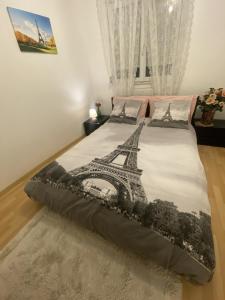a bed with a picture of the eiffel tower on it at Au Clos Celestin in Annemasse